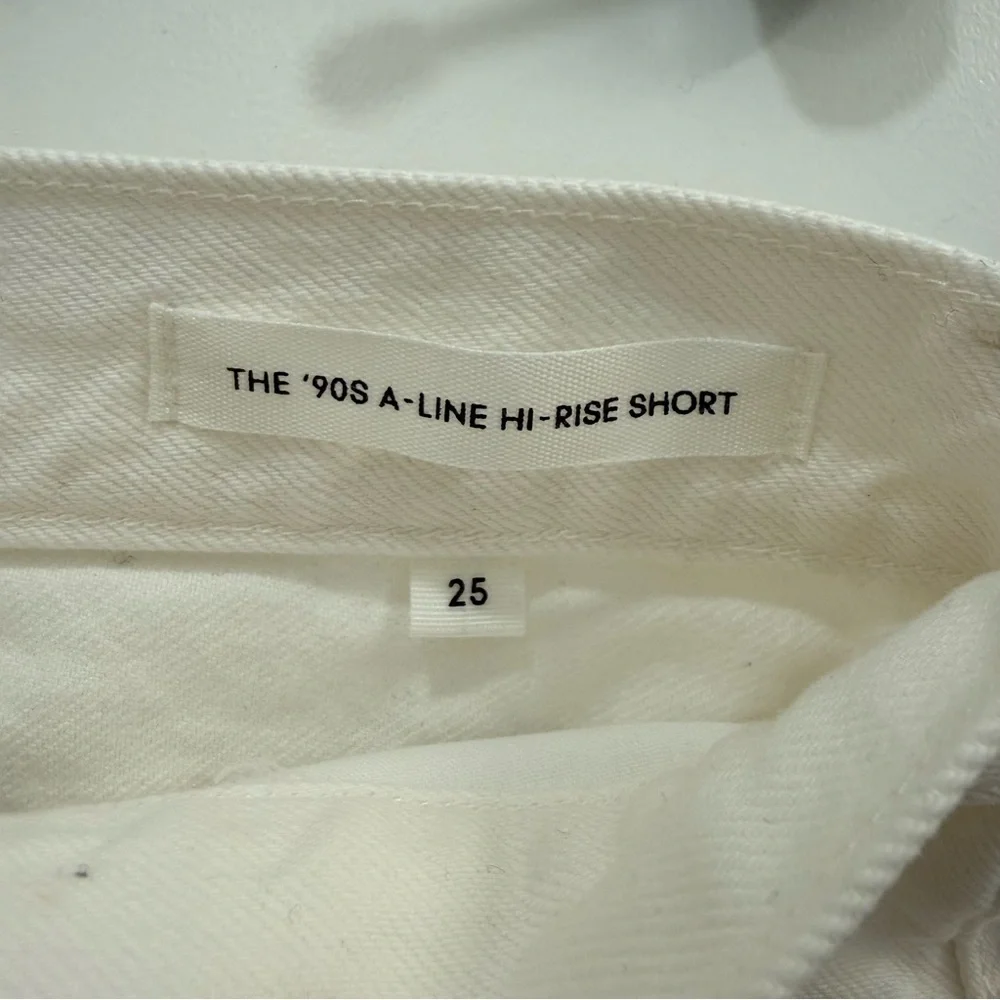 Aritzia Denim Forum The '90s A-Line Hi-Rise Jean Short in white size 25